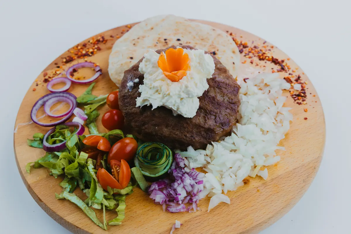 Pljeskavica na kajmaku